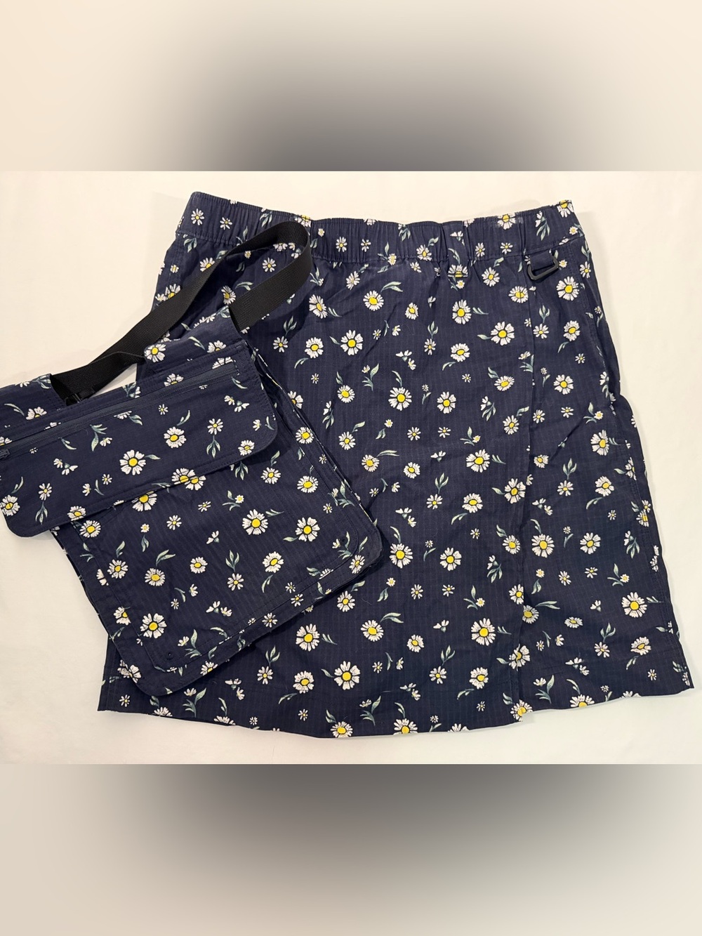 Duluth Trading Women’s Sm Navy Floral Skort with Daisy Print and Garden Pocket